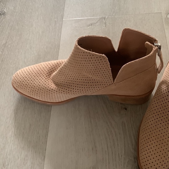 Dolce Vita laser cut booties back zipper size 8.5 camel tan suede leather - Picture 7 of 12